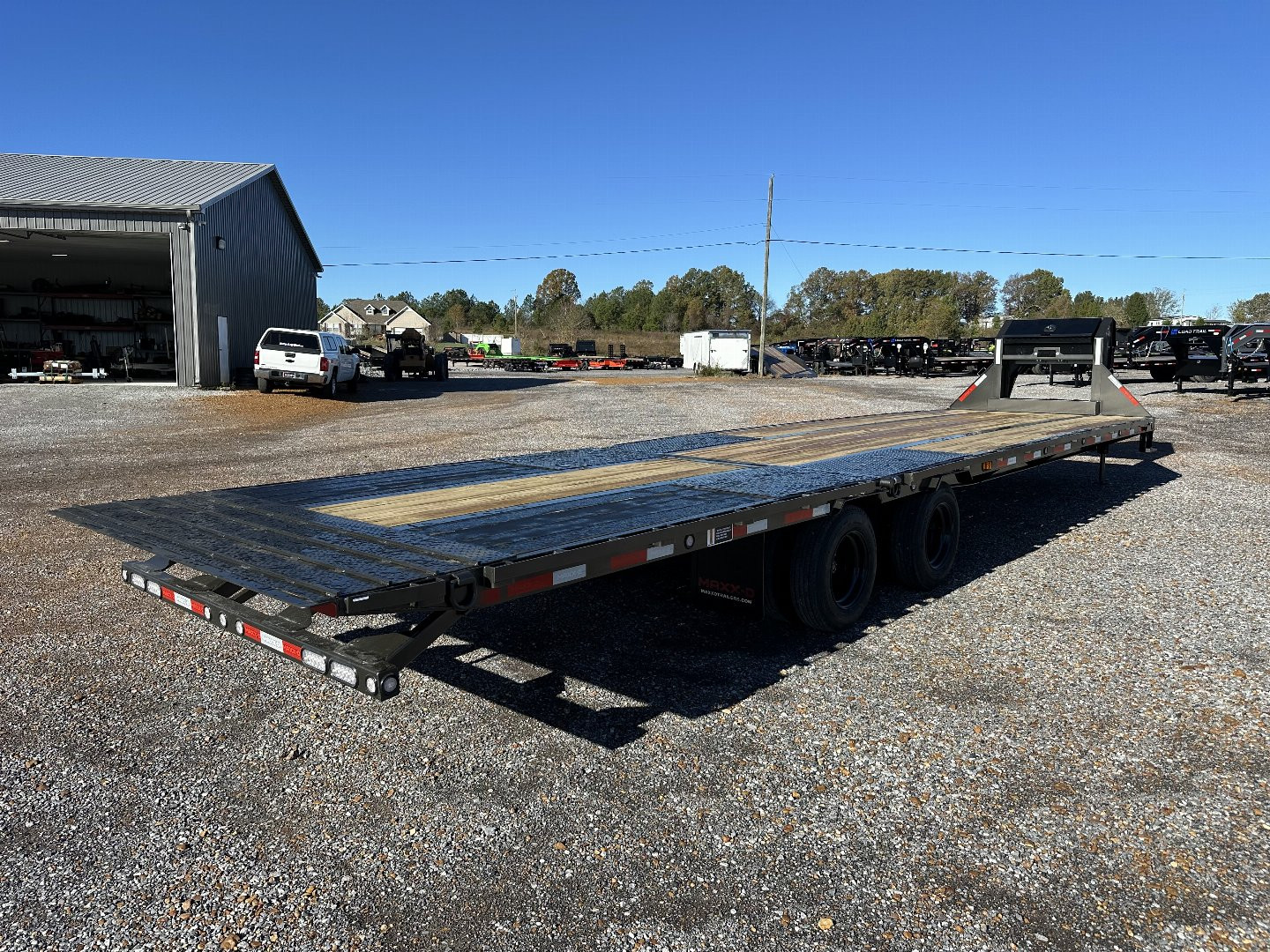 New 2025 MAXXD 102"X34' 40K *ENGINEERED FRAME* HYD DOVE Gooseneck Flatbed Trailer