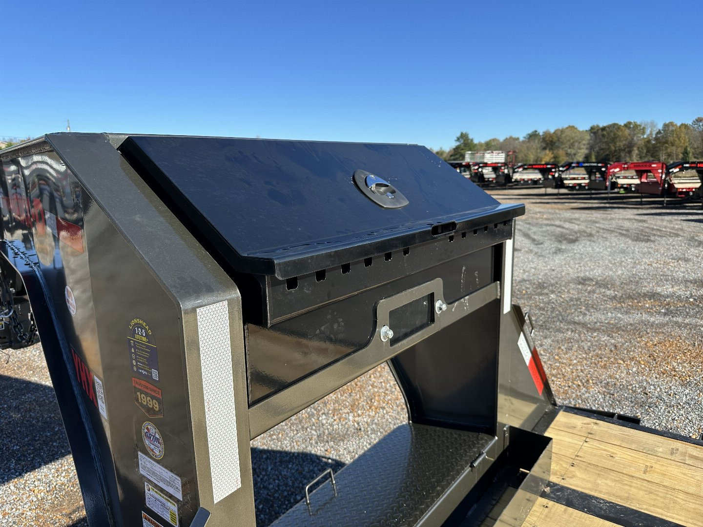 New 2025 MAXXD 102"X34' 40K *ENGINEERED FRAME* HYD DOVE Gooseneck Flatbed Trailer