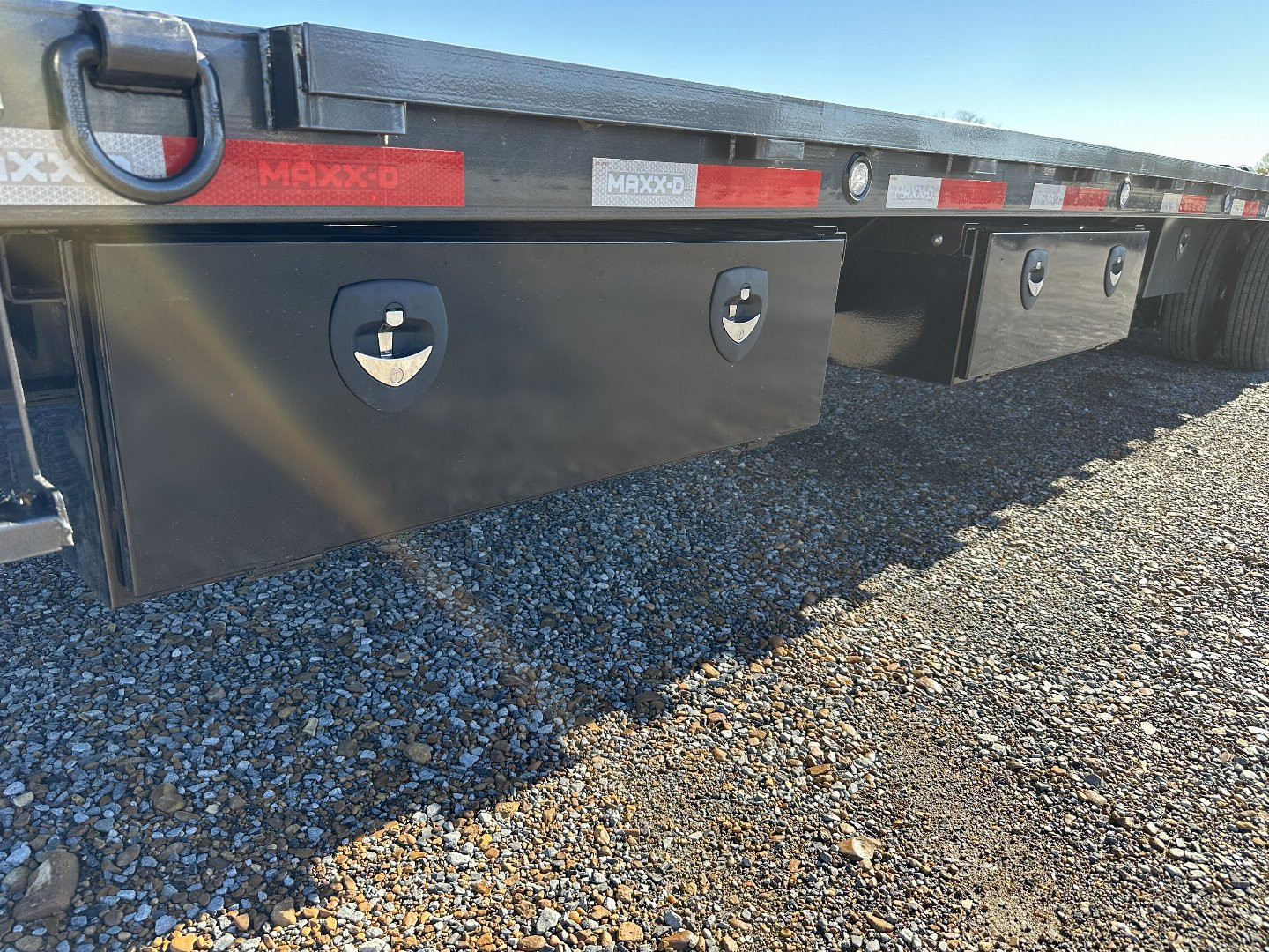 New 2025 MAXXD 102"X34' 40K *ENGINEERED FRAME* HYD DOVE Gooseneck Flatbed Trailer