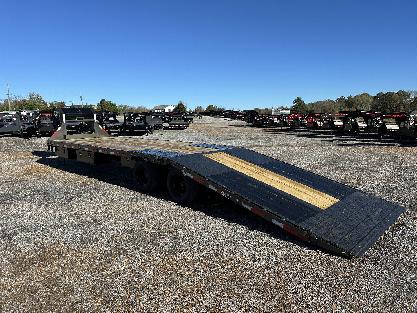 New 2025 MAXXD 102"X34' 40K *ENGINEERED FRAME* HYD DOVE Gooseneck Flatbed Trailer