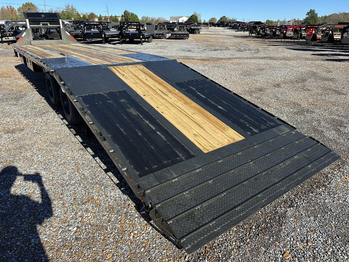 New 2025 MAXXD 102"X34' 40K *ENGINEERED FRAME* HYD DOVE Gooseneck Flatbed Trailer