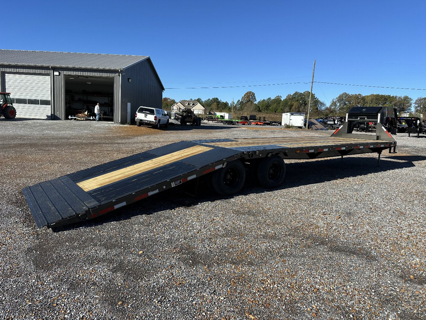 New 2025 MAXXD 102"X34' 40K *ENGINEERED FRAME* HYD DOVE Gooseneck Flatbed Trailer