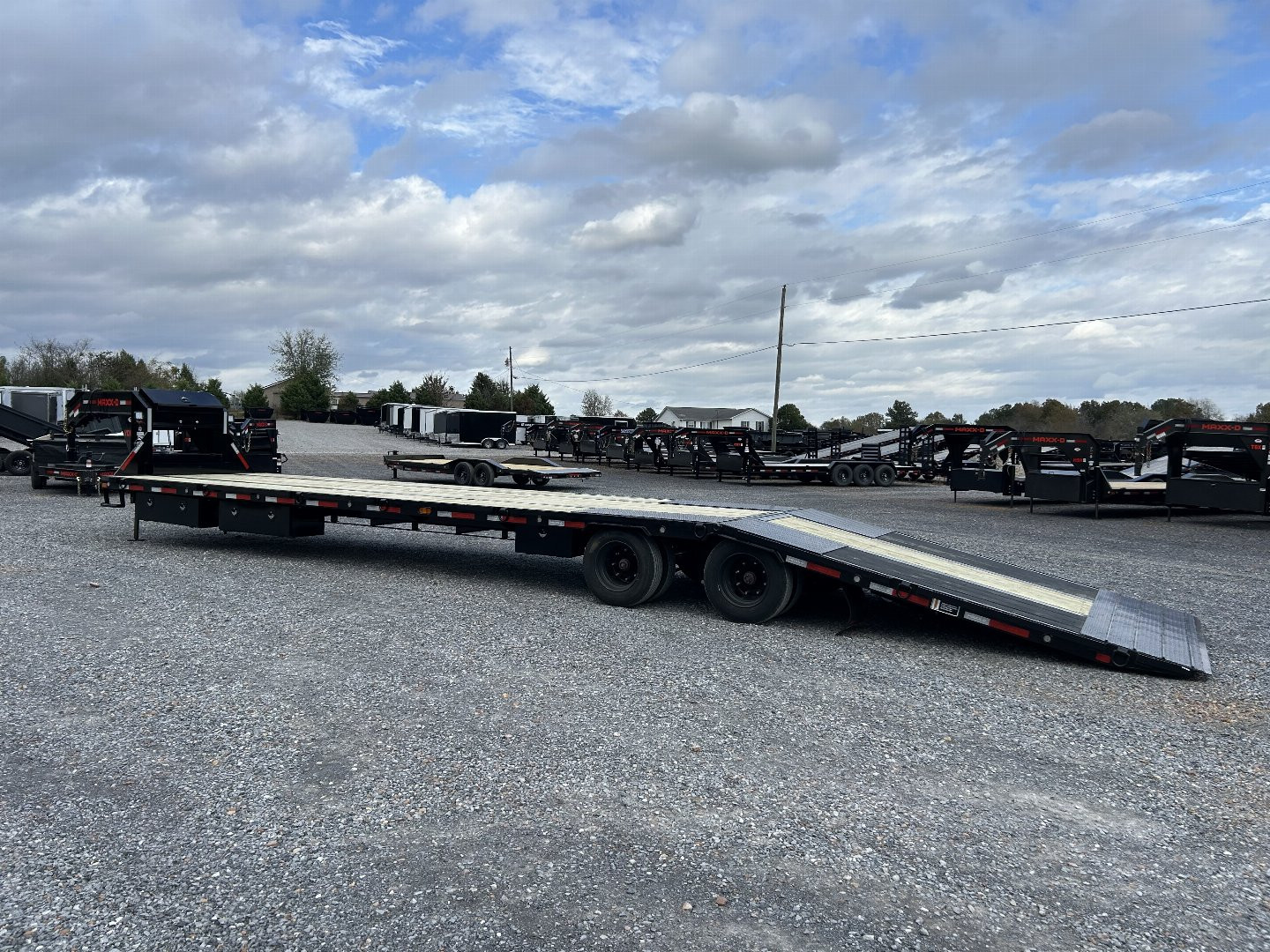 New 2025 MAXXD 40' x 102" 30k Hyd Dove Gooseneck Trailer