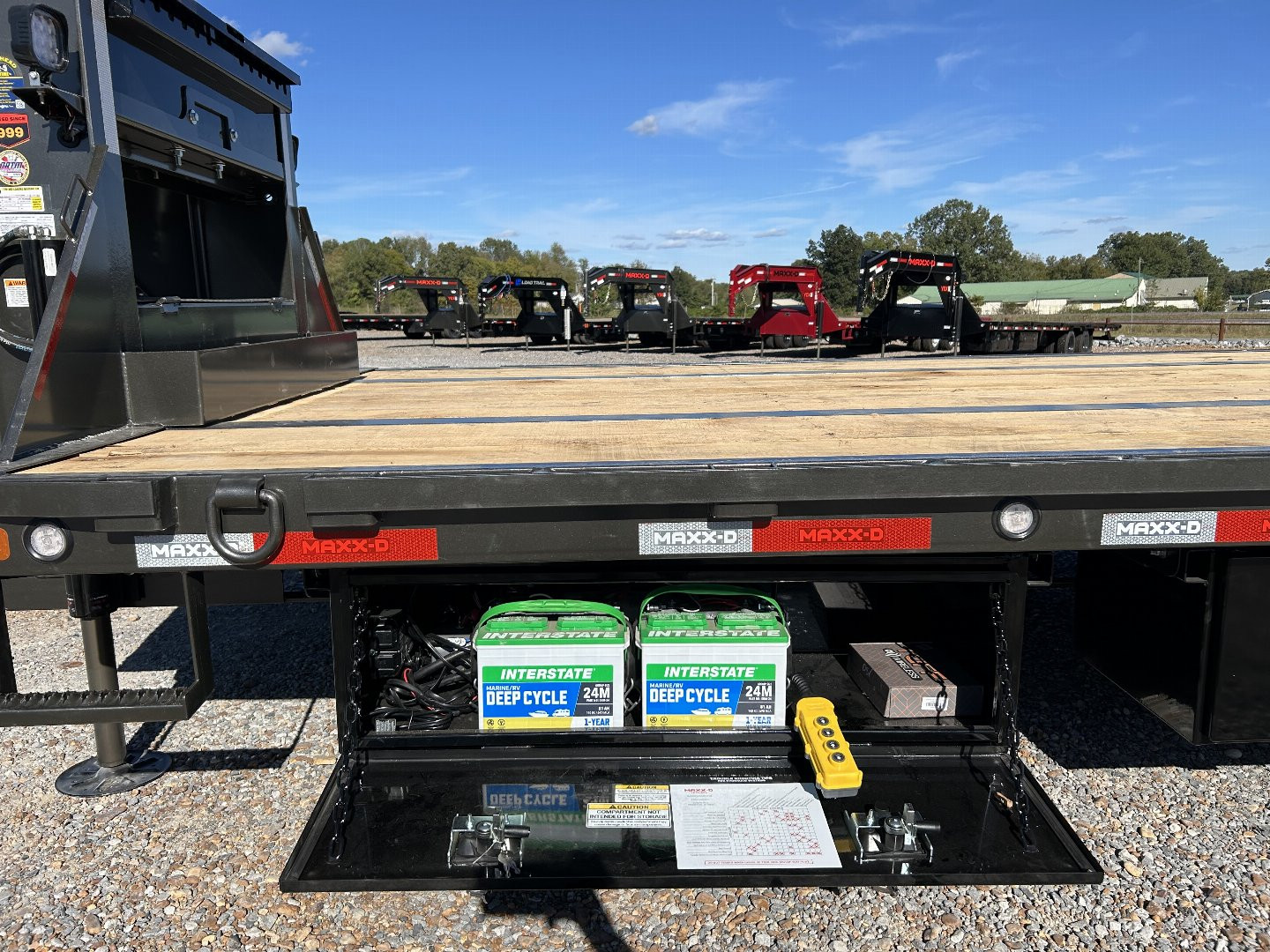 New 2025 MAXXD 32' x 102" 30k Hyd Dove Gooseneck Trailer