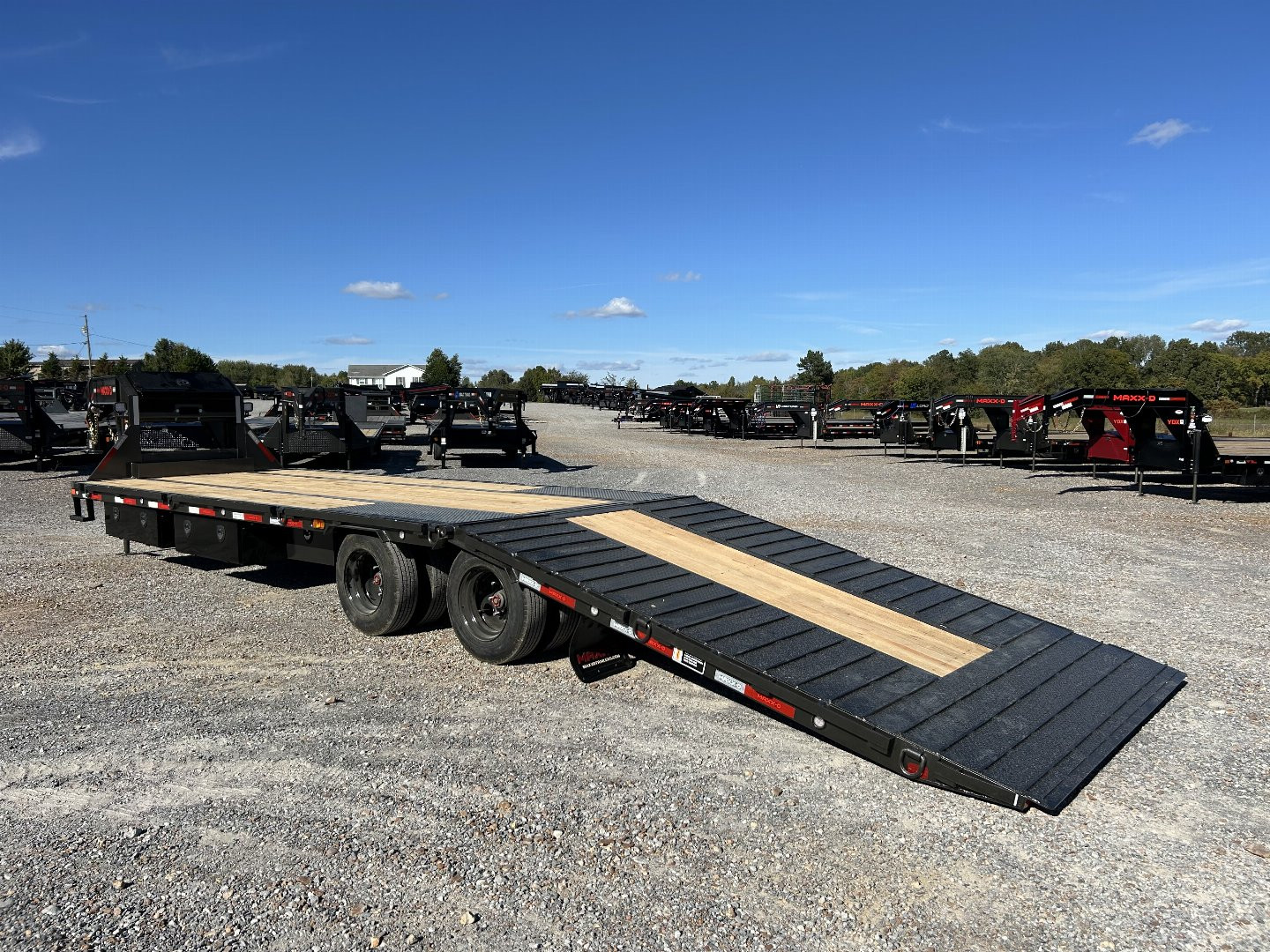 New 2025 MAXXD 32' x 102" 30k Hyd Dove Gooseneck Trailer