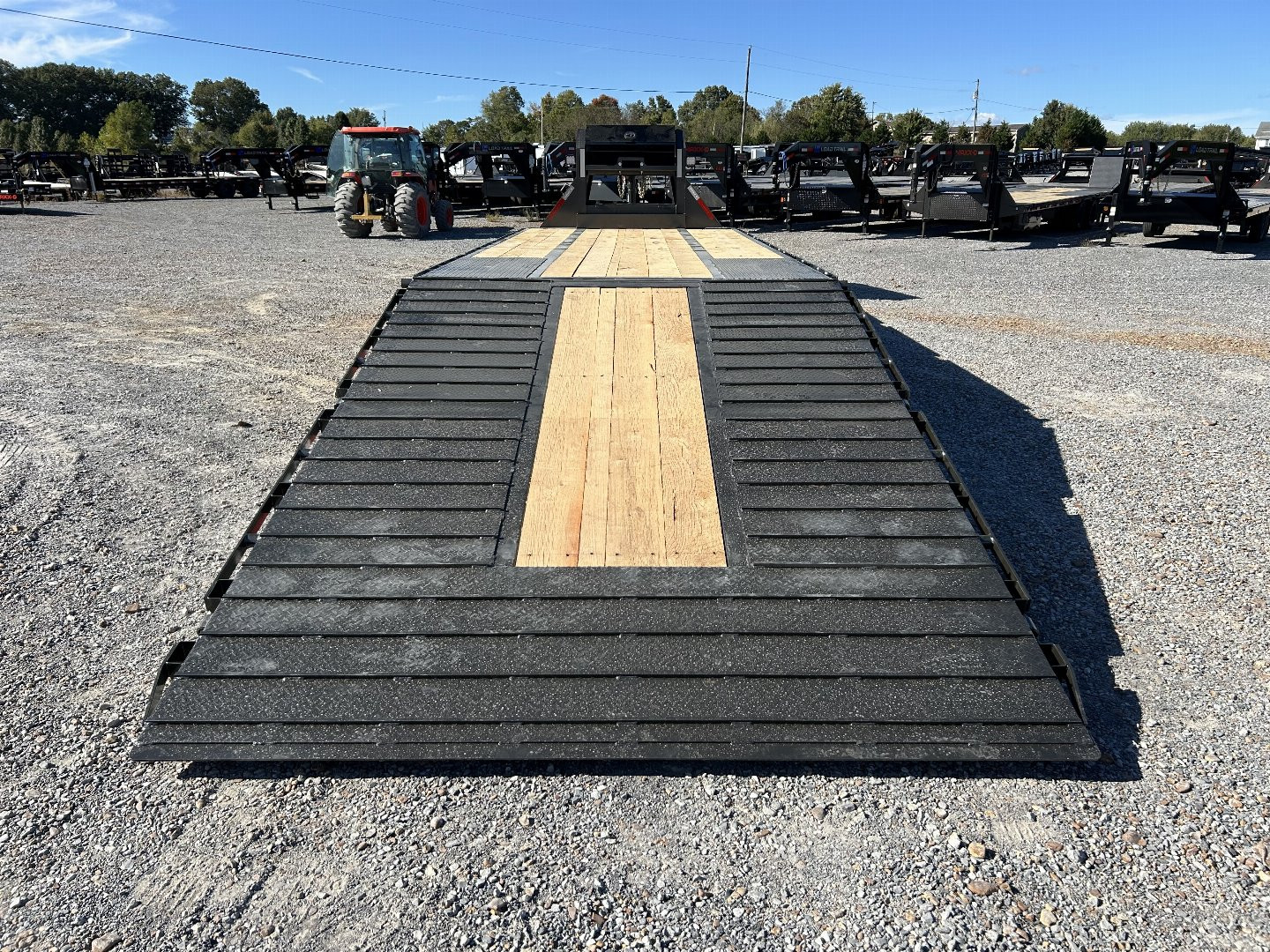 New 2025 MAXXD 32' x 102" 30k Hyd Dove Gooseneck Trailer