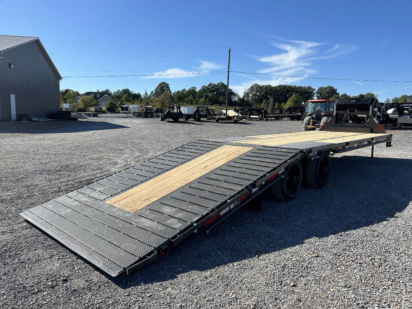 New 2025 MAXXD 32' x 102" 30k Hyd Dove Gooseneck Trailer