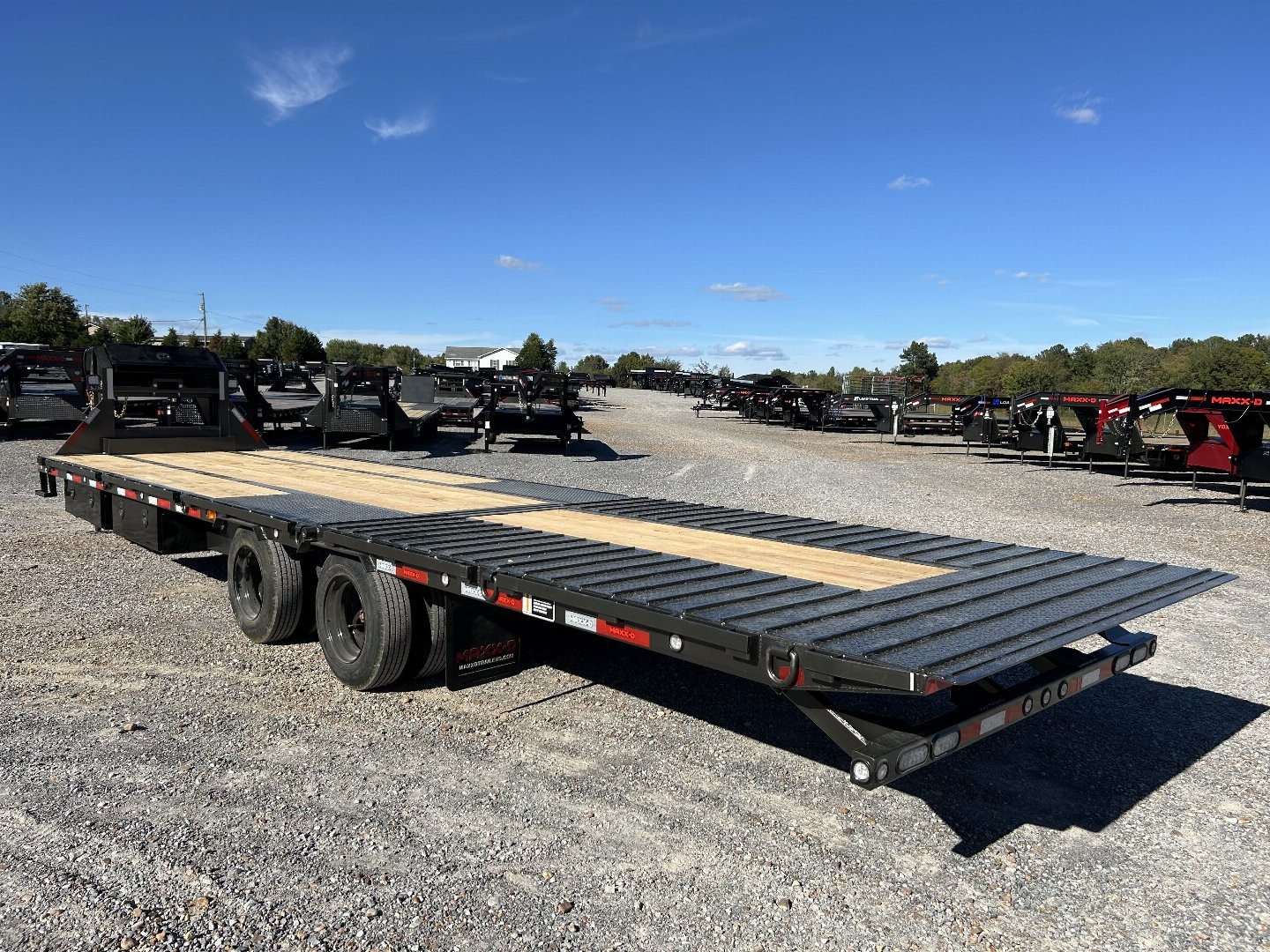 New 2025 MAXXD 32' x 102" 30k Hyd Dove Gooseneck Trailer