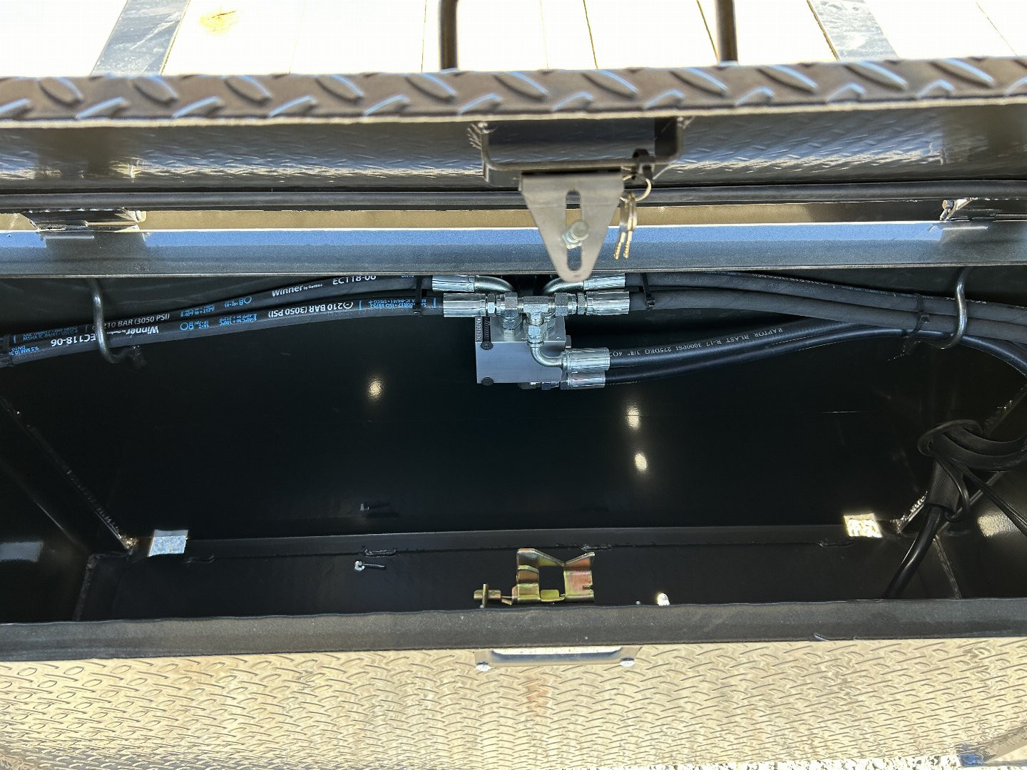 New 2025 MAXXD 32' x 102" 30k Hyd Dove Gooseneck Trailer
