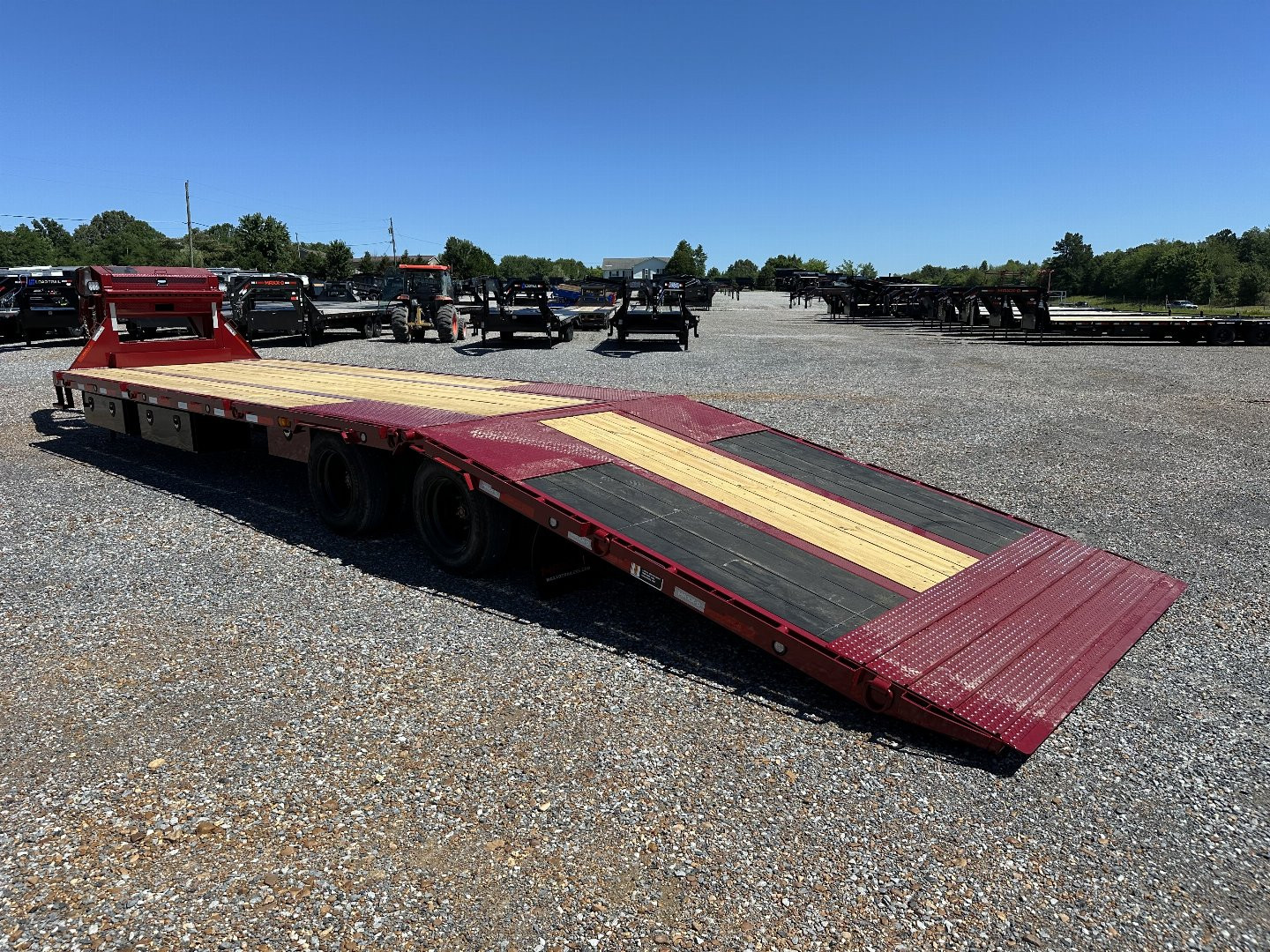 New 2025 MAXXD 34' x 102" 30k Hyd Dove Gooseneck Trailer