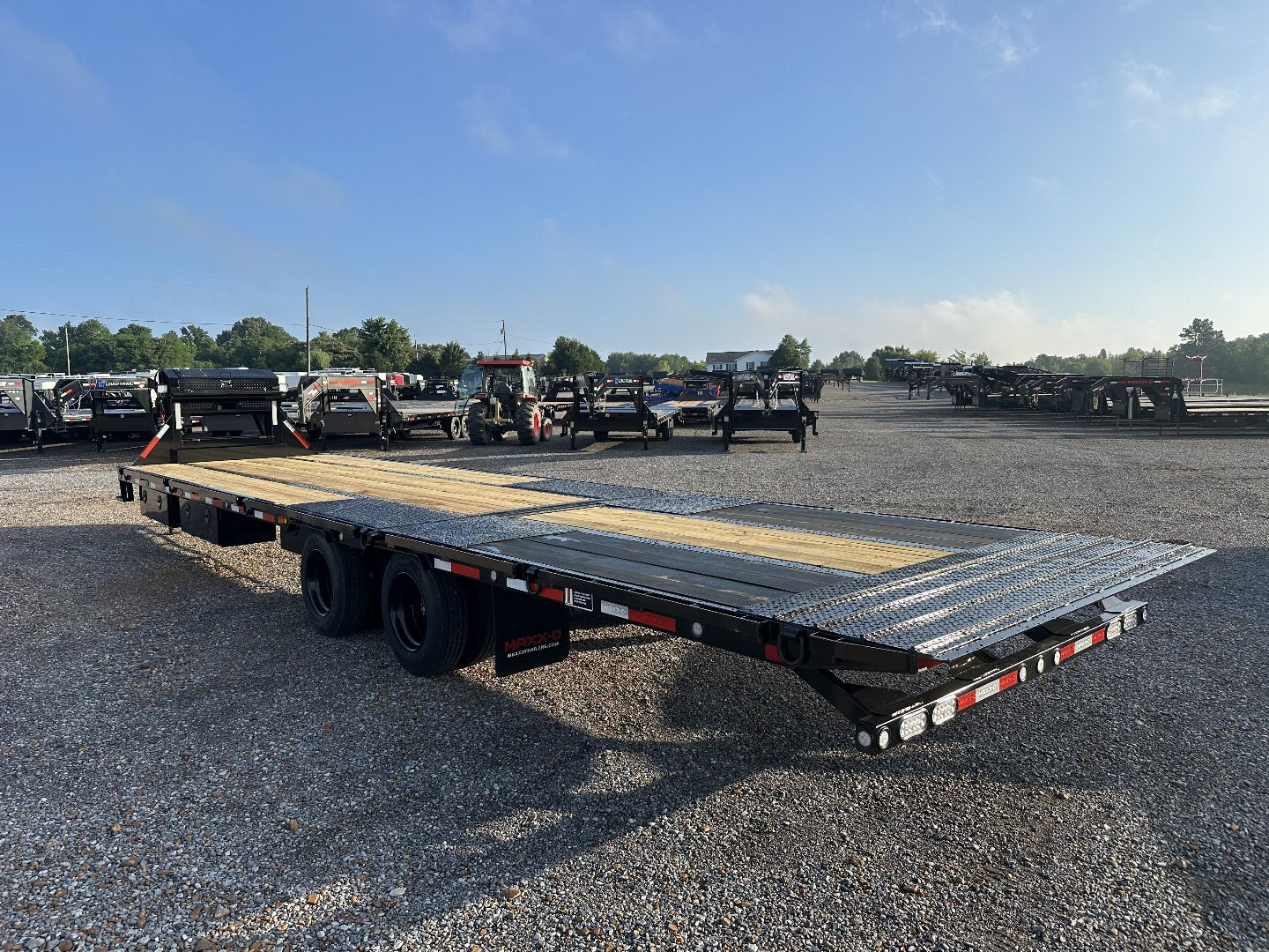 New 2025 MAXXD 34' x 102" 30k Hyd Dove Gooseneck Trailer