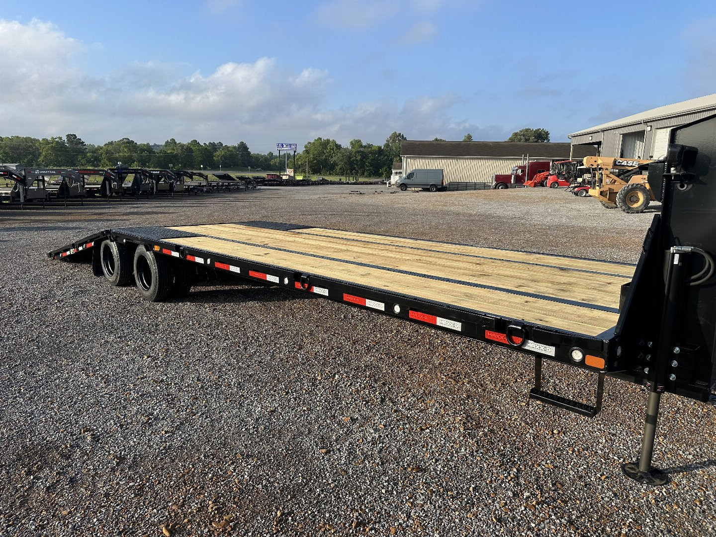 New 2025 MAXXD 34' x 102" 30k Hyd Dove Gooseneck Trailer