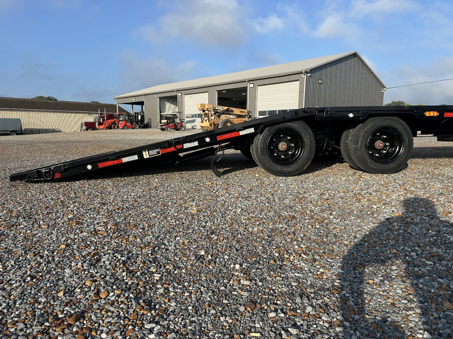 New 2025 MAXXD 34' x 102" 30k Hyd Dove Gooseneck Trailer