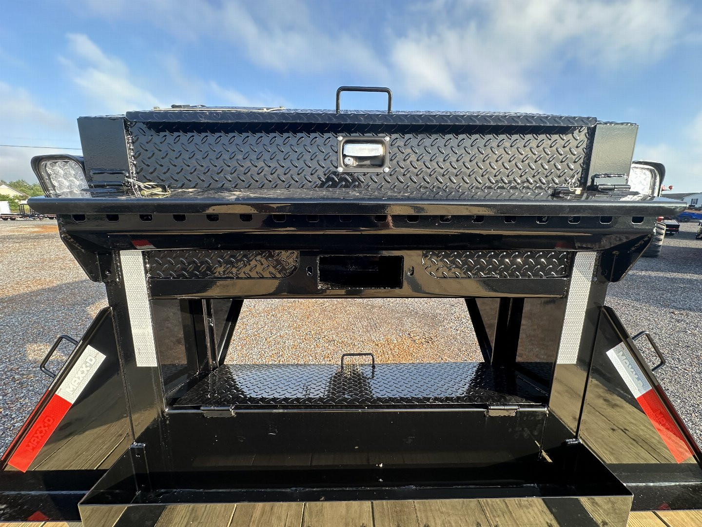 New 2025 MAXXD 34' x 102" 30k Hyd Dove Gooseneck Trailer