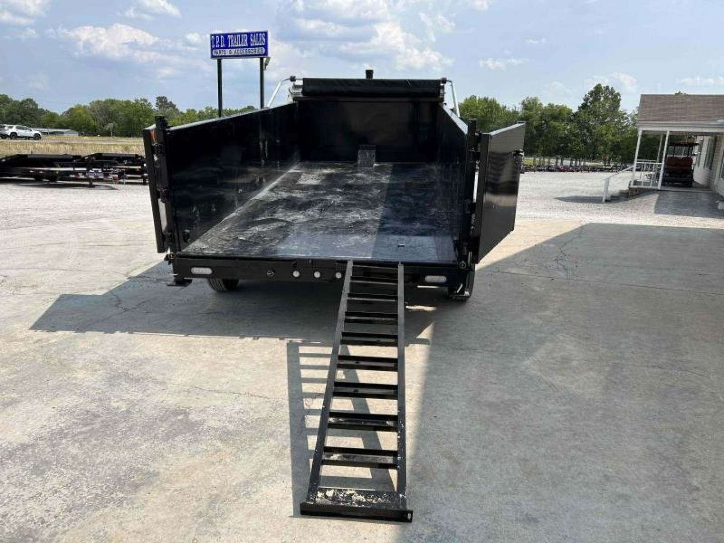 New 2023 MAXXD 16' x 83" 17.5k Telescopic Gooseneck Dump Trailer