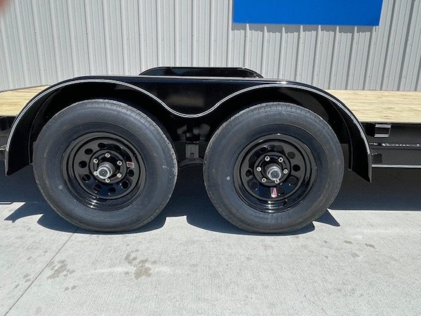 New 2025 DAVIDSON 83X20 BUMPER PULL WOOD FLOOR CAR HAULER W/ SLIDEOUT RAMPS ,2' DOVE (2) 5200lb AXLES, GVWR 9900#