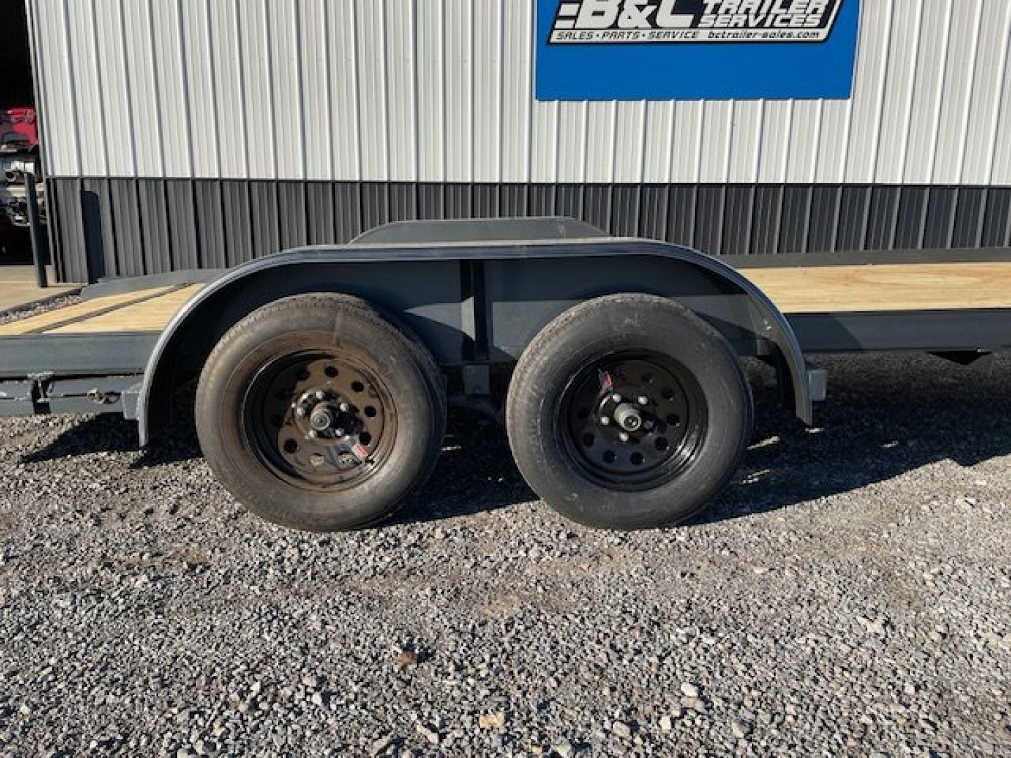 New 2025 DAVIDSON 83X18 TANDEM AXLE WOOD FLOOR CAR HAULER W/ PULL OUT RAMPS,WOOD DOVE TAIL