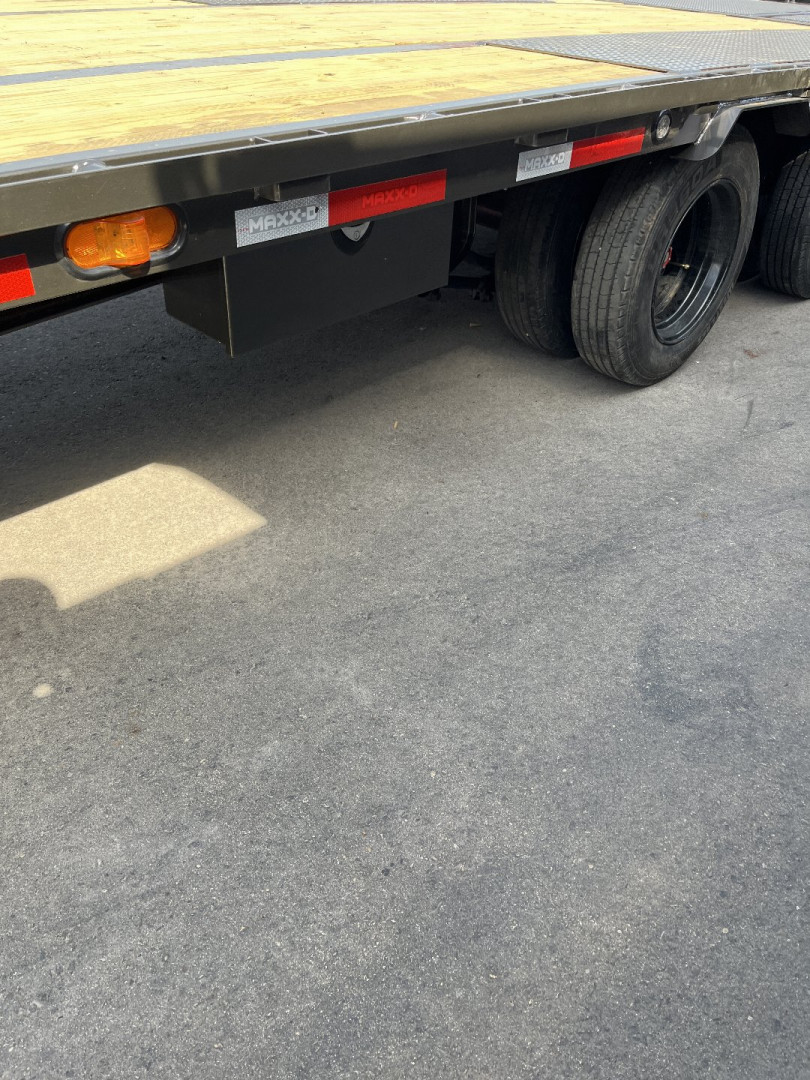 New 2025 MAXXD LHX10232 Flatbed Trailer
