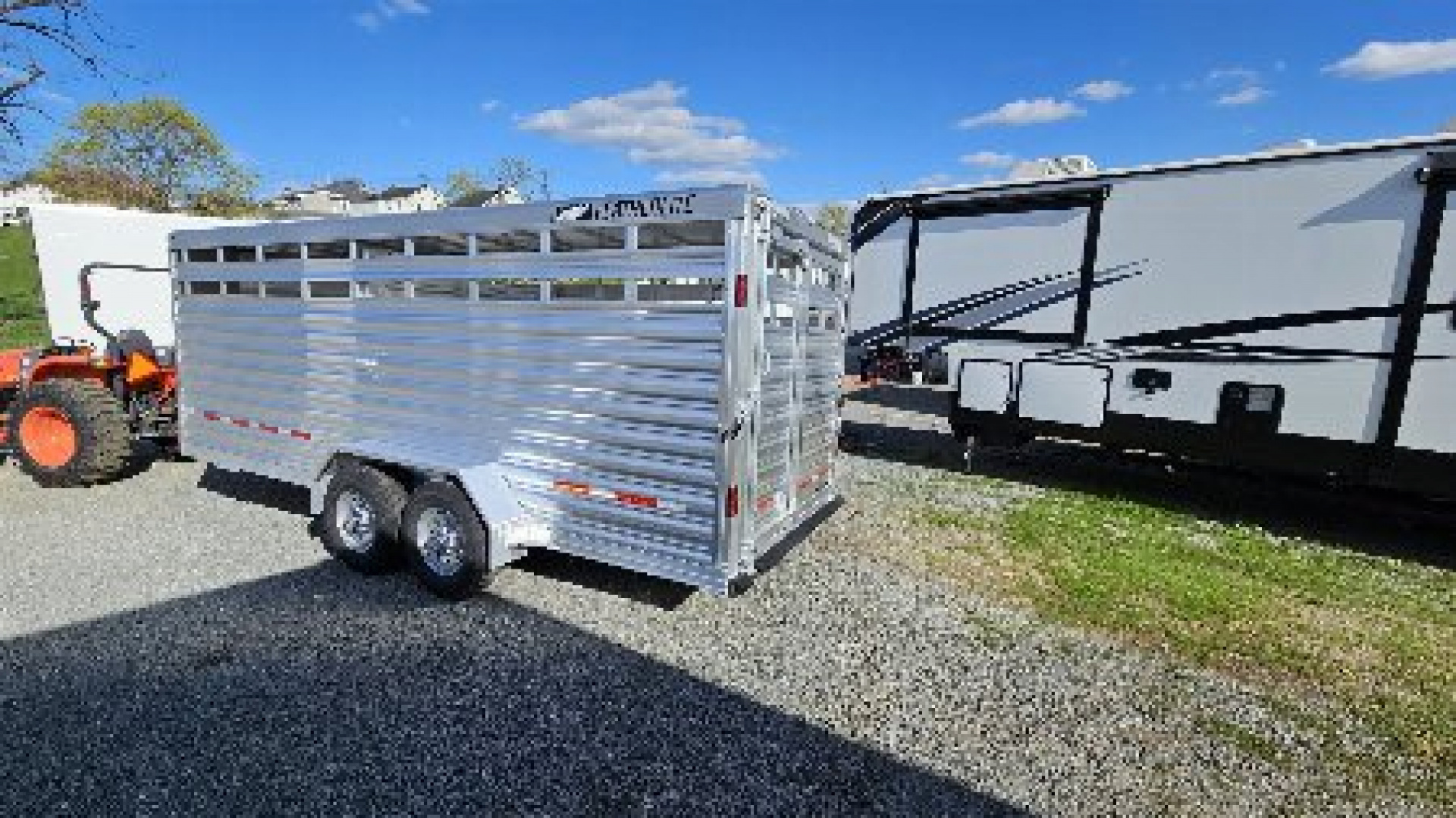 New 2025 Featherlite Trailers 8107 6'6"X20TA Stock / Stock Combo Trailer