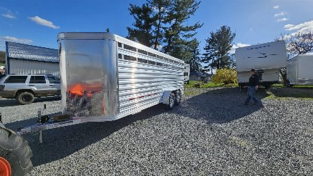 New 2025 Featherlite Trailers 8107 6'6 X20TA Stock / Stock Combo Trailer
