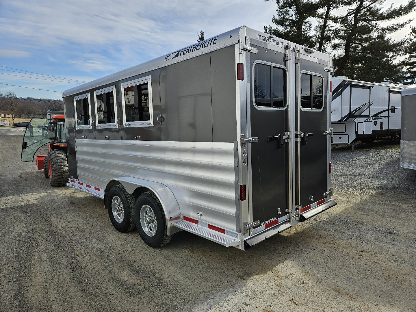 New 2025 Featherlite Trailers 9400 7X17.5 Horse Trailer