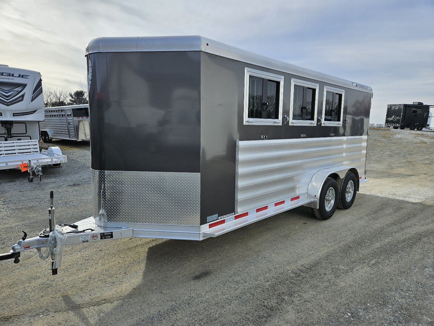 New 2025 Featherlite Trailers 9400 7X17.5 Horse Trailer