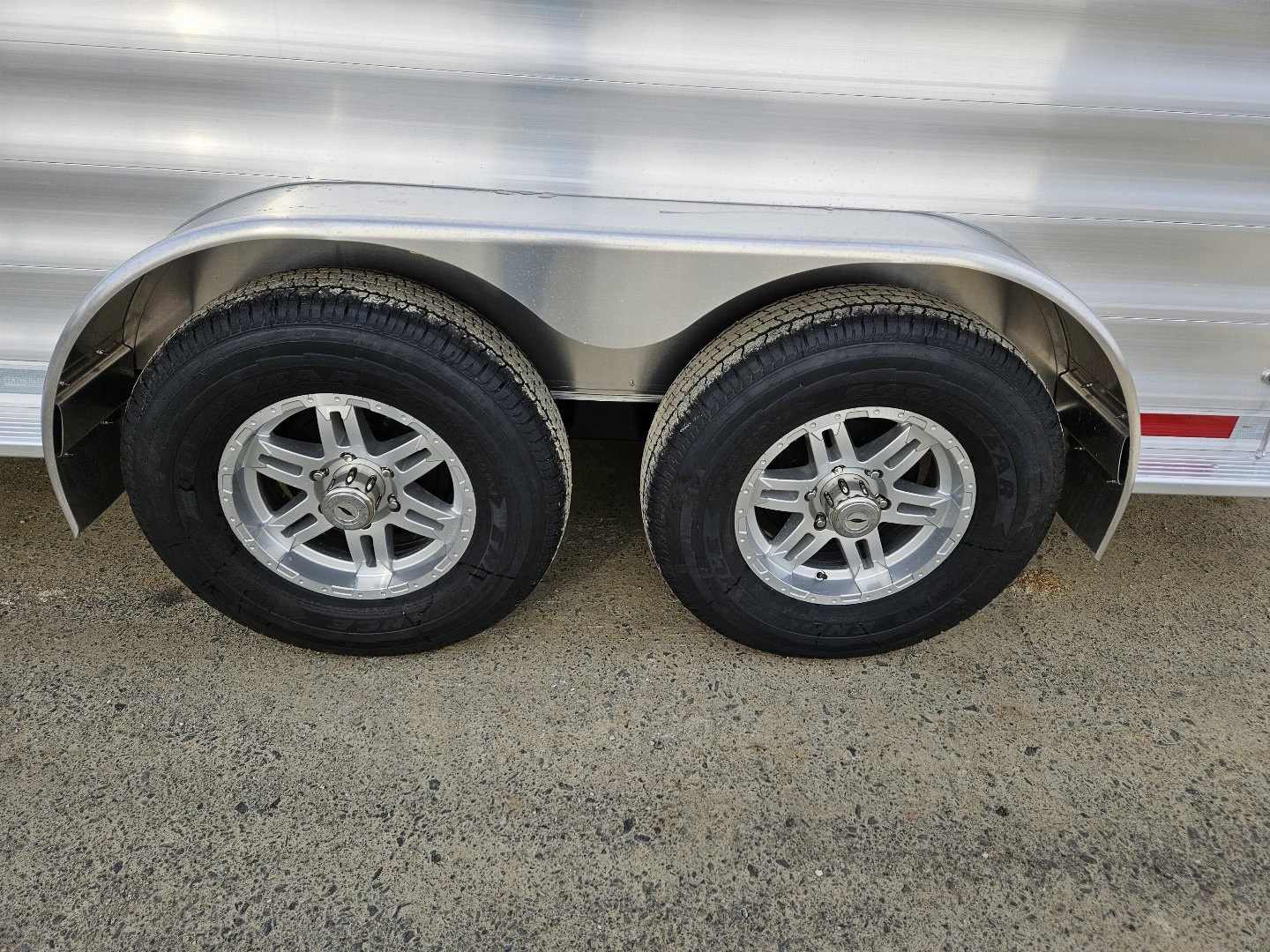 New 2025 Featherlite Trailers 9400 7X17.5 Horse Trailer