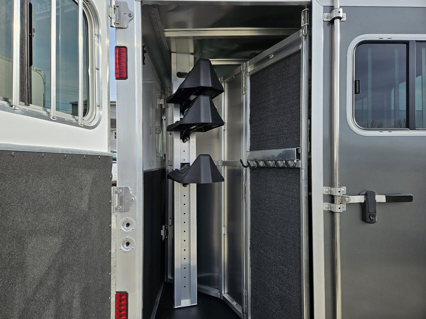 New 2025 Featherlite Trailers 9400 7X17.5 Horse Trailer