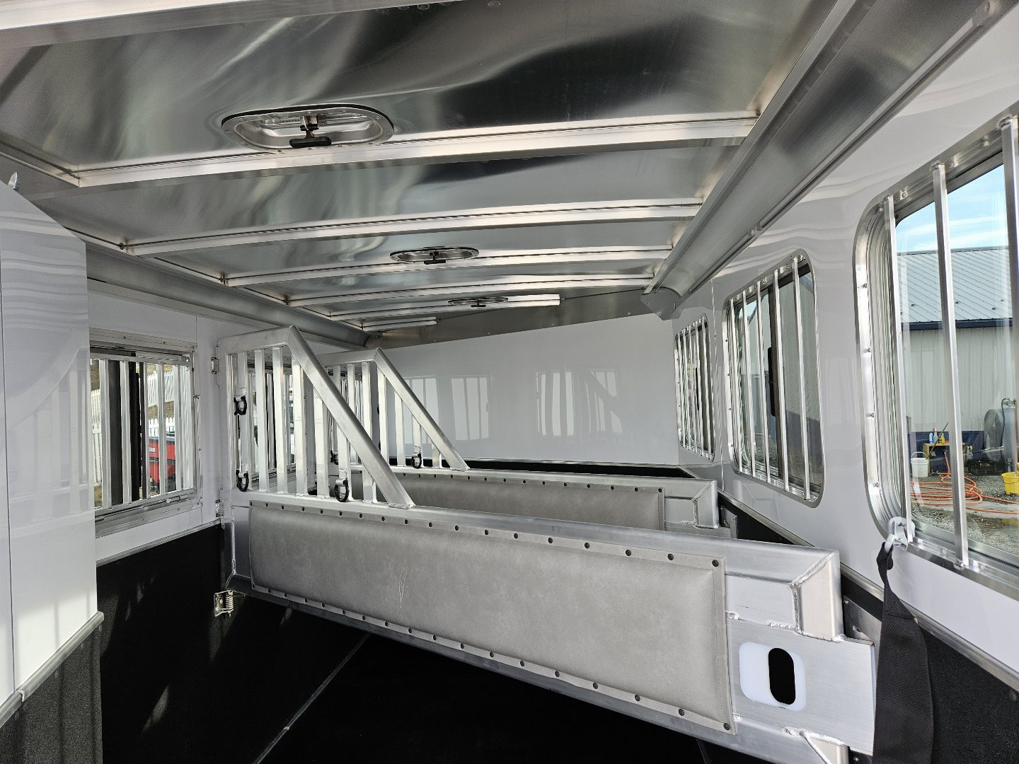 New 2025 Featherlite Trailers 9400 7X17.5 Horse Trailer