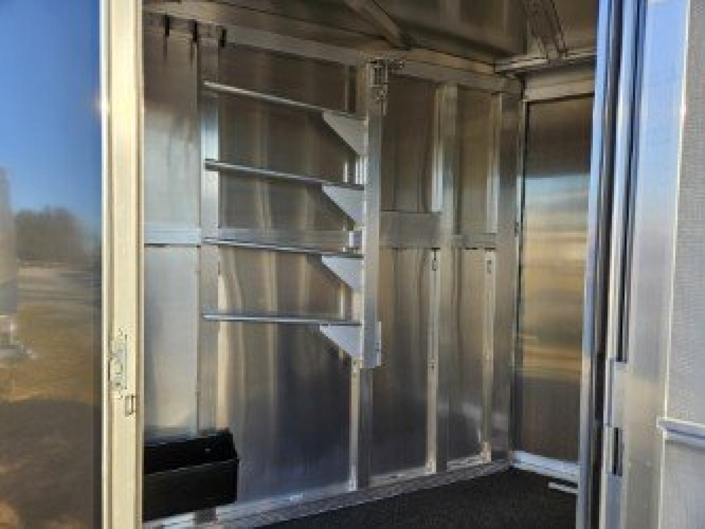 New 2025 Featherlite Trailers 9400 7X17.5 Horse Trailer