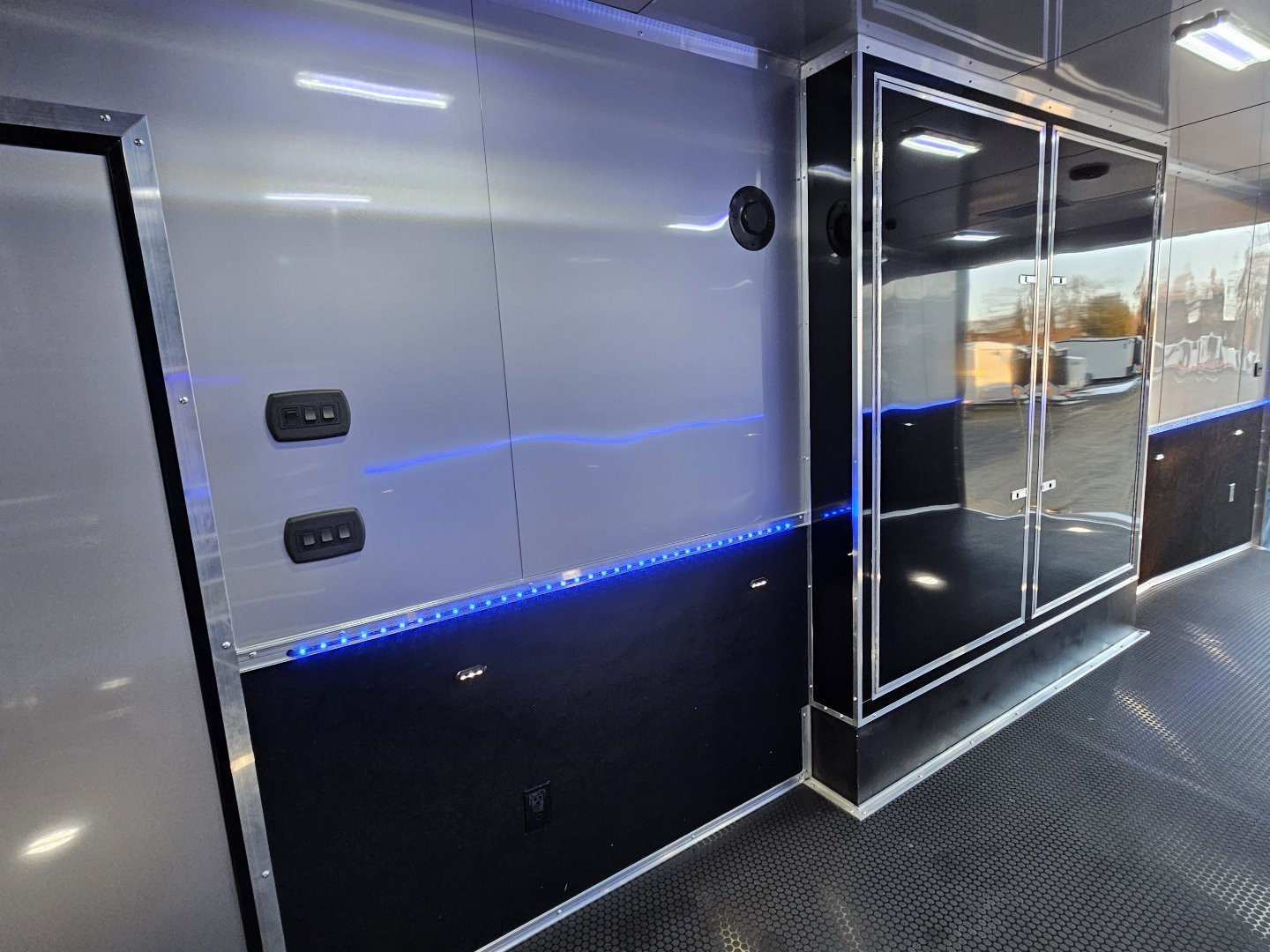 New 2025 Cargo Mate ELIMINATOR 8.5X28TA Car / Racing Trailer