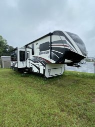 Used 2016 Momentum Fifth-Wheel Toy Hauler Toy Hauler