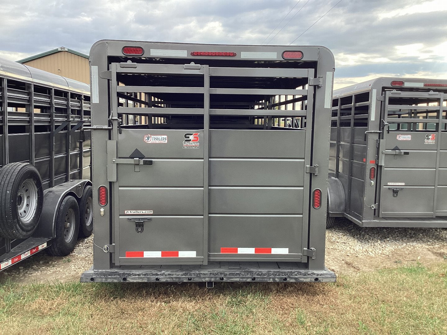 New 2025 S&S 6'8x6'6"x20' Gooseneck Livestock Trailer, 14k