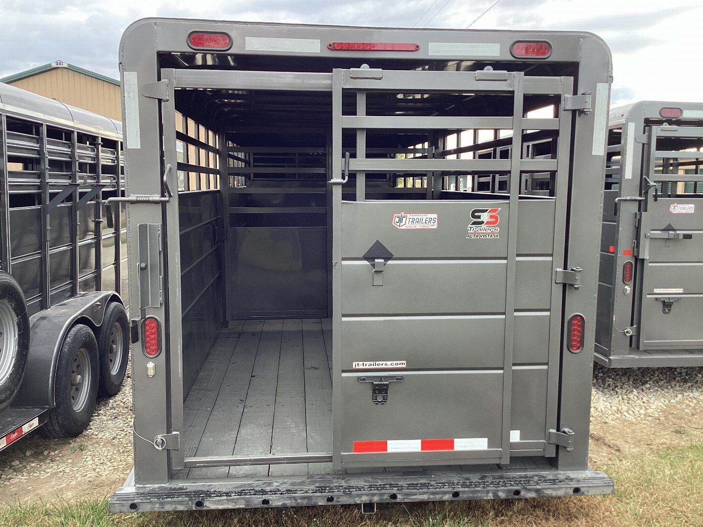 New 2025 S&S 6'8x6'6"x20' Gooseneck Livestock Trailer, 14k