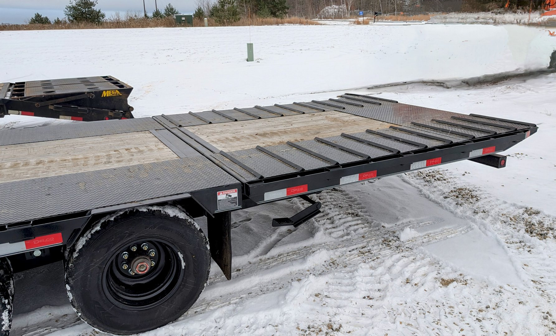 New 2024 Delco Trailers 36 ' 2/12k Hydro Dove Gooseneck