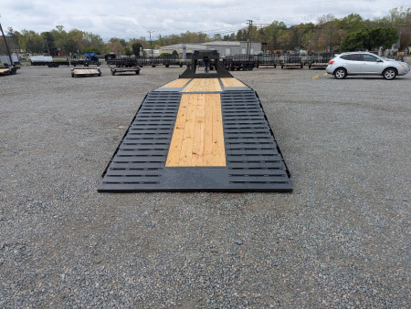 New 2025 Diamond C FMAX 210 32' Tandem Dual Wheel Gooseneck Trailer w/ Hydraulic Dovetail 25000 GVWR