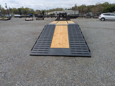 New 2025 Diamond C FMAX 210 32' Tandem Dual Wheel Gooseneck Trailer w/ Hydraulic Dovetail 25000 GVWR