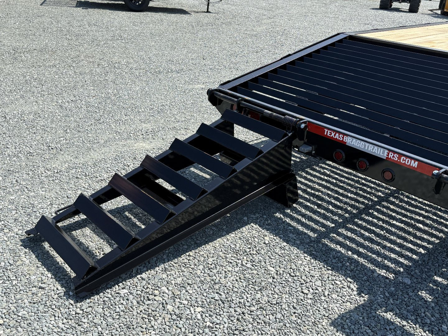 New 2024 Texas Bragg Trailers GN 20+5 14K Flatbed Trailer