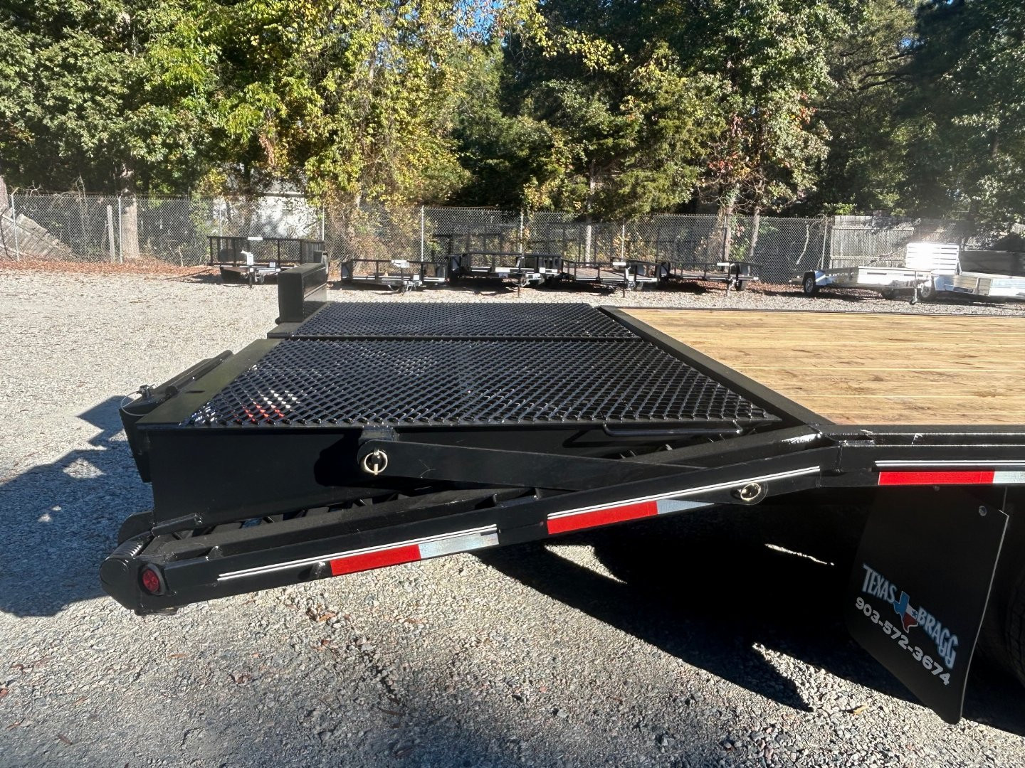 New 2025 TEXAS BRAGG TRAILERS GN 25+5 20K Flatbed Trailer