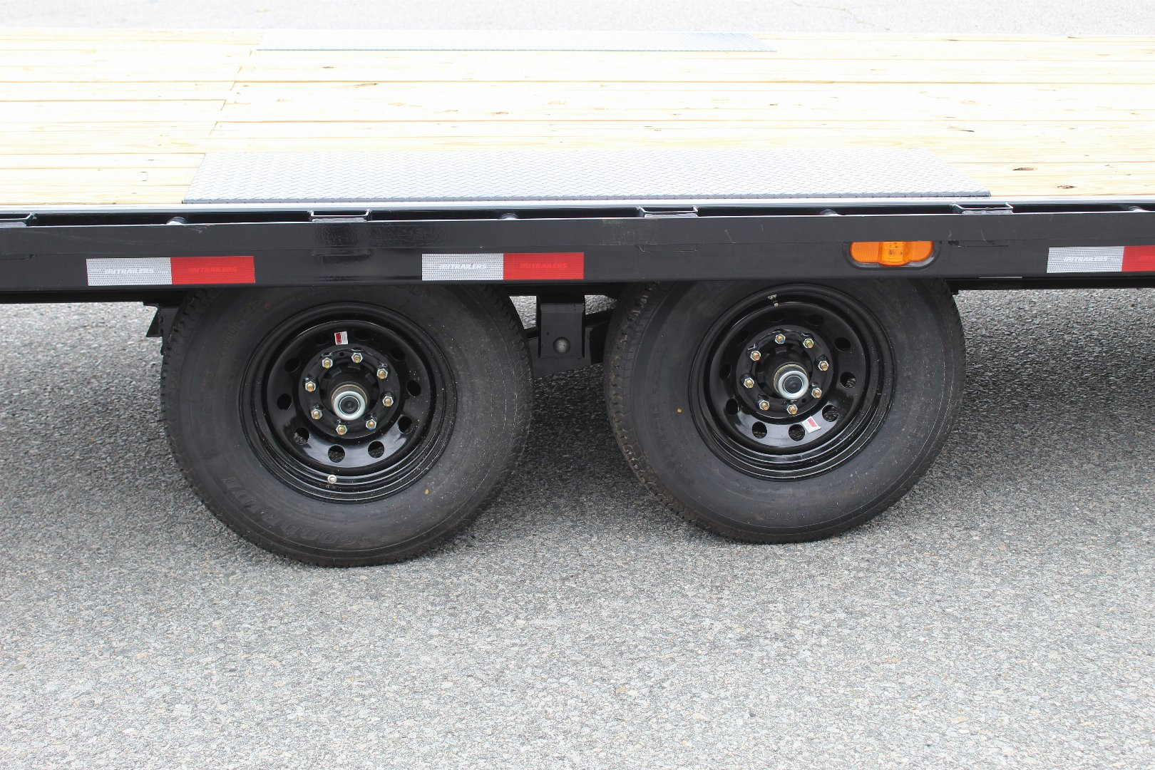 New 2025 PJ TRAILERS 24ft F8 14K w/ Fold Up Ramps Deckover Trailer