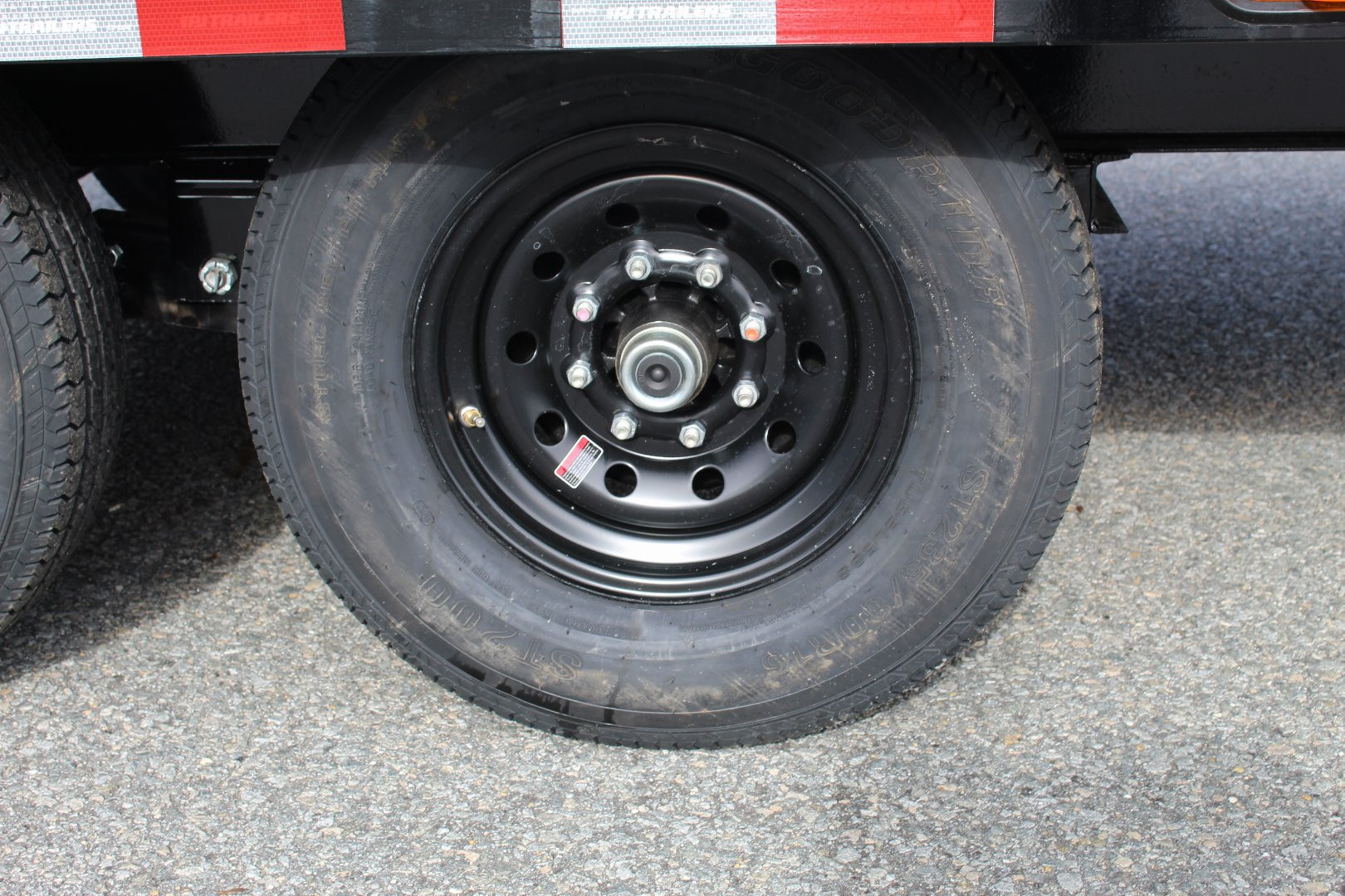 New 2024 PJ TRAILERS 24ft F8 GN w/ Fold Up Ramps