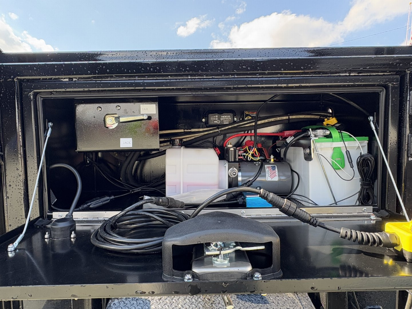 New 2025 Midsota STWBHB 26' Gooseneck 23K w/ Hydraulic Dovetail