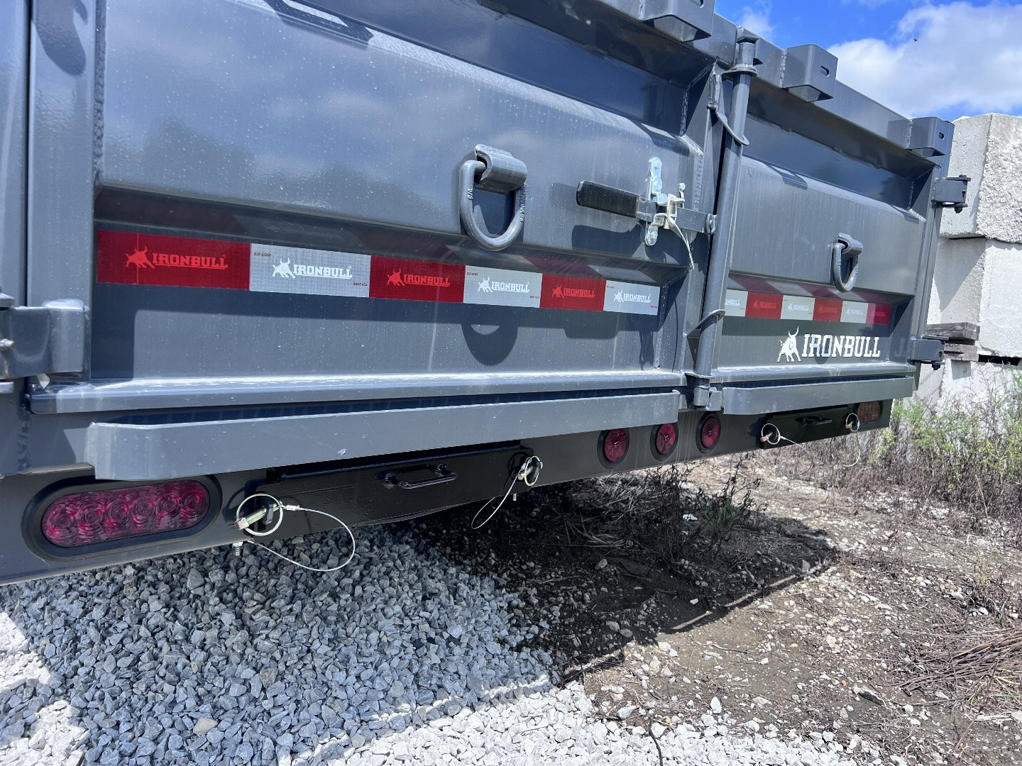 New 2024 IRON BULL 83X16 DUMP TRAILER W/ SCISSOR HOIST