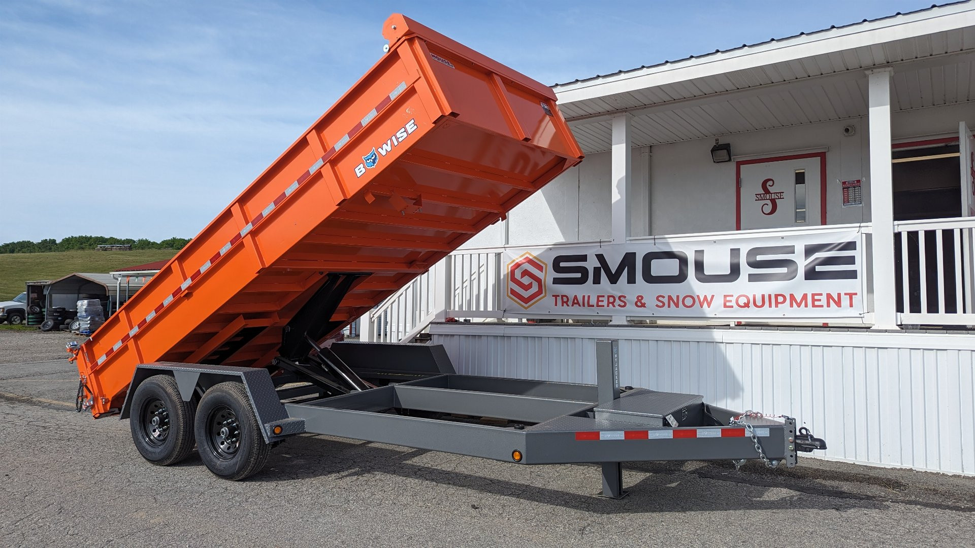 New 2026 BWISE 6'10" x 16 HD Lo Pro Equipment Dump w/ Hydraulic Jack & Matching Tarp Kit!