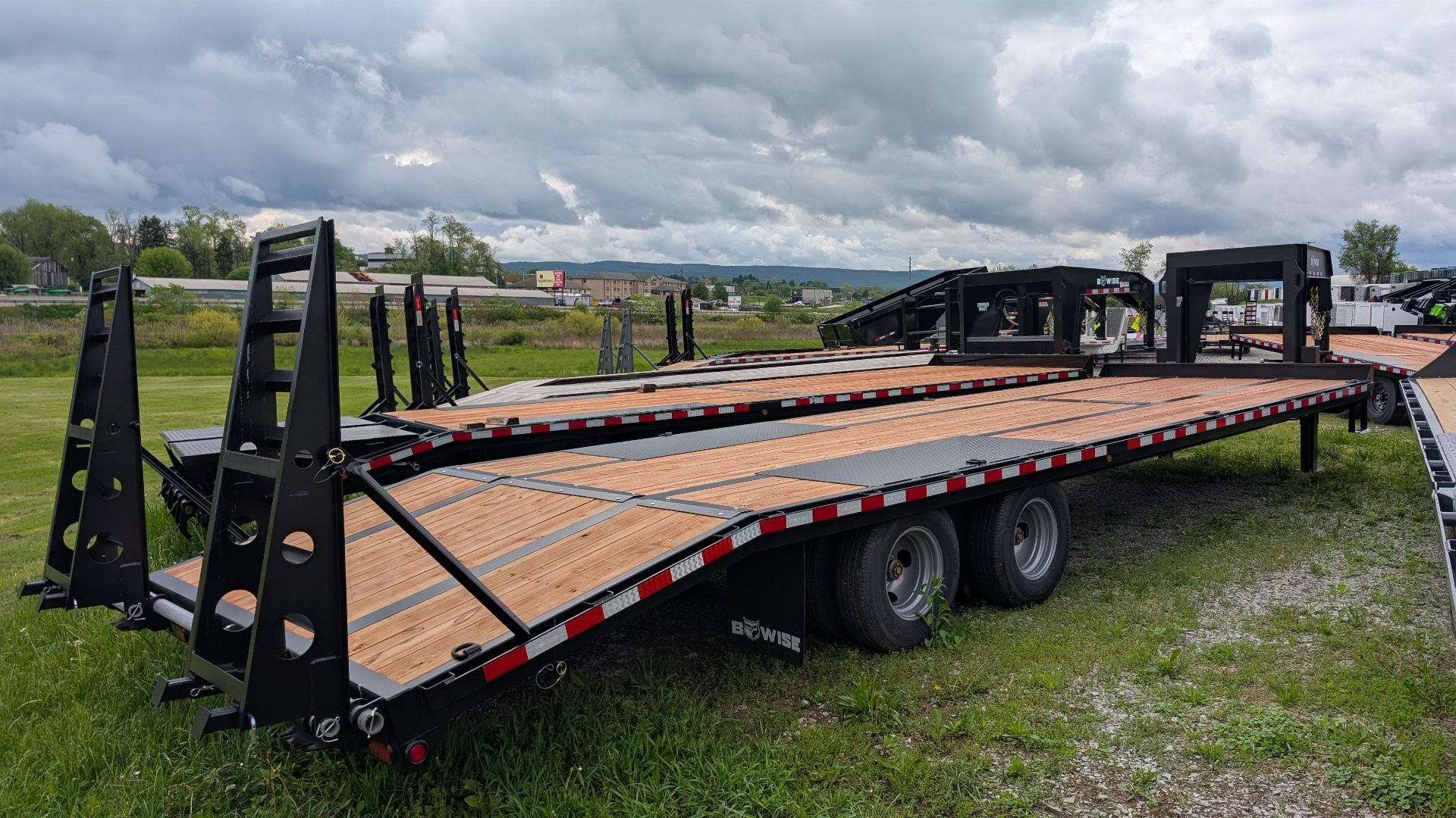 New 2025 BWise 25+5 HD Deckover Gooseneck w/ Dual Hydraulic 12K Jacks!