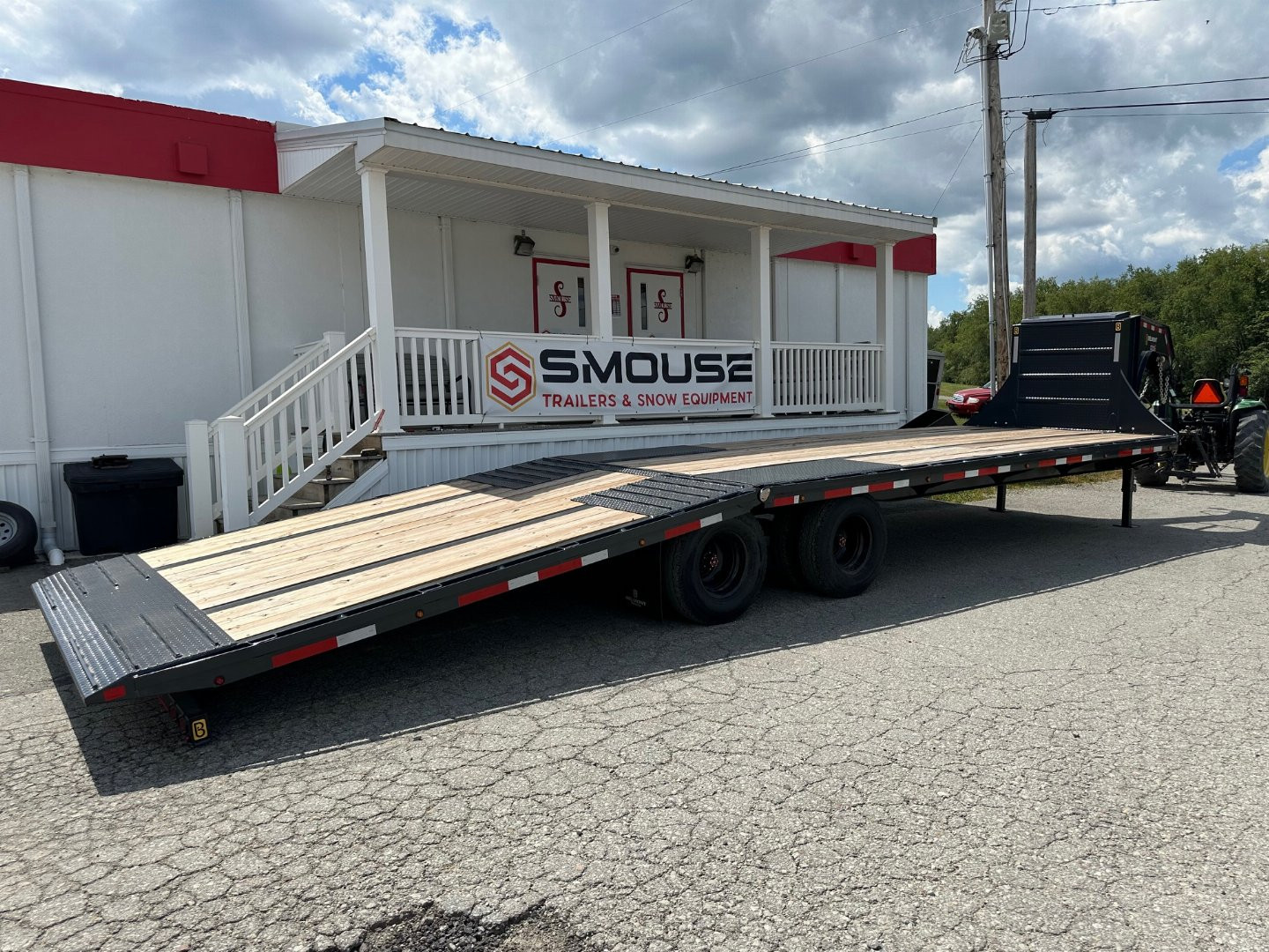 New 2025 Belmont 32' Gooseneck Deckover w/ 12' Hydraulic Dove Tail