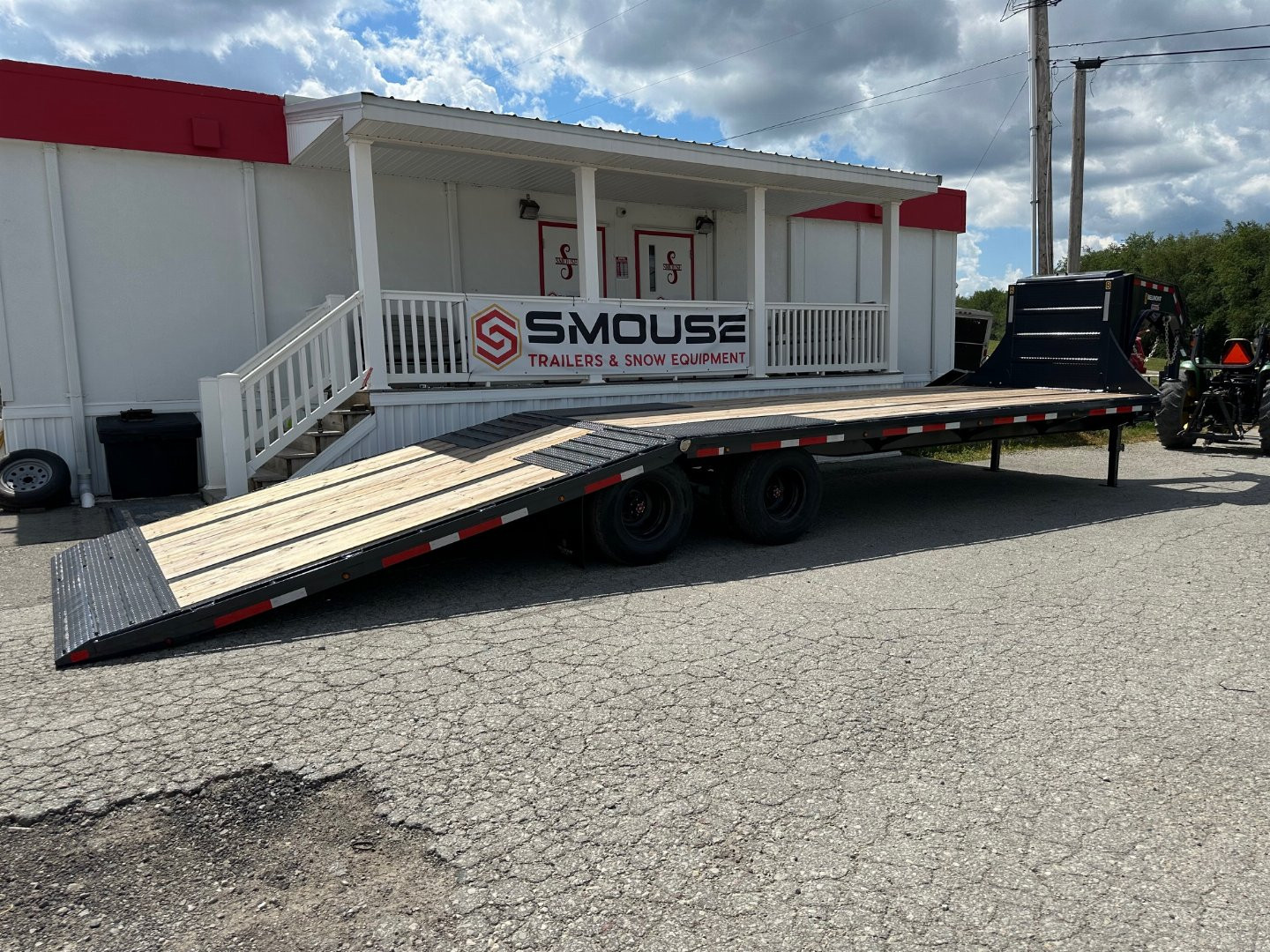 New 2025 Belmont 32' Gooseneck Deckover w/ 12' Hydraulic Dove Tail