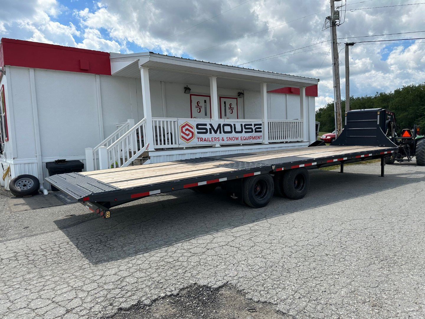New 2025 Belmont 32' Gooseneck Deckover w/ 12' Hydraulic Dove Tail