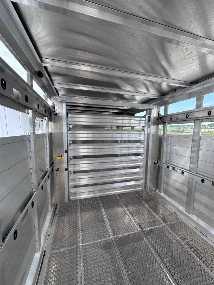 New NEW 2025 EBY MAVERICK 24' Gooseneck Aluminum Stock Trailer w/ Rolling Gate