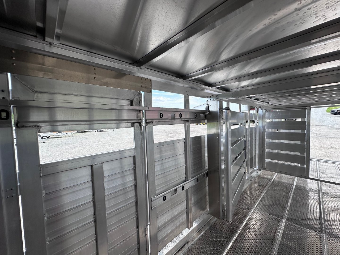 New NEW 2025 EBY MAVERICK 24' Gooseneck Aluminum Stock Trailer w/ Rolling Gate